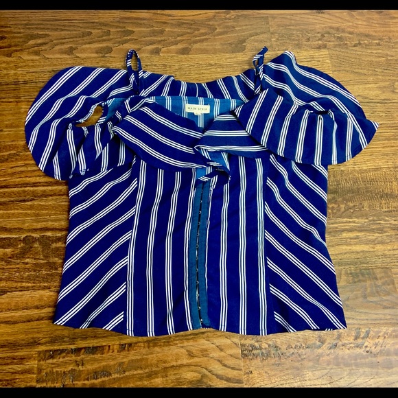 navy crop top🦋 - Picture 2 of 3